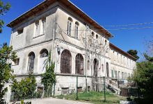 L'edificio della ex colonia campestre che dà su via Zara