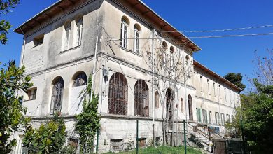 L'edificio della ex colonia campestre che dà su via Zara