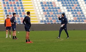 Alfonso Greco dirige un allenamento della Torres che sarà di scena sabato a Gubbio